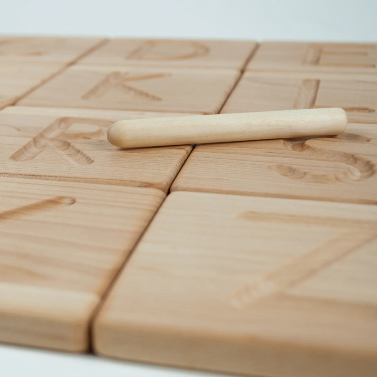 From Jennifer Reversible Alphabet Tracing Cards with Storage Box - Image 4